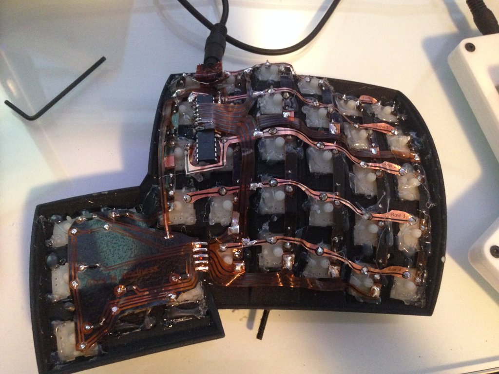 /g1smo/dactyl-keyboard/src/branch/master/guide/hotglue-left-hand.jpg