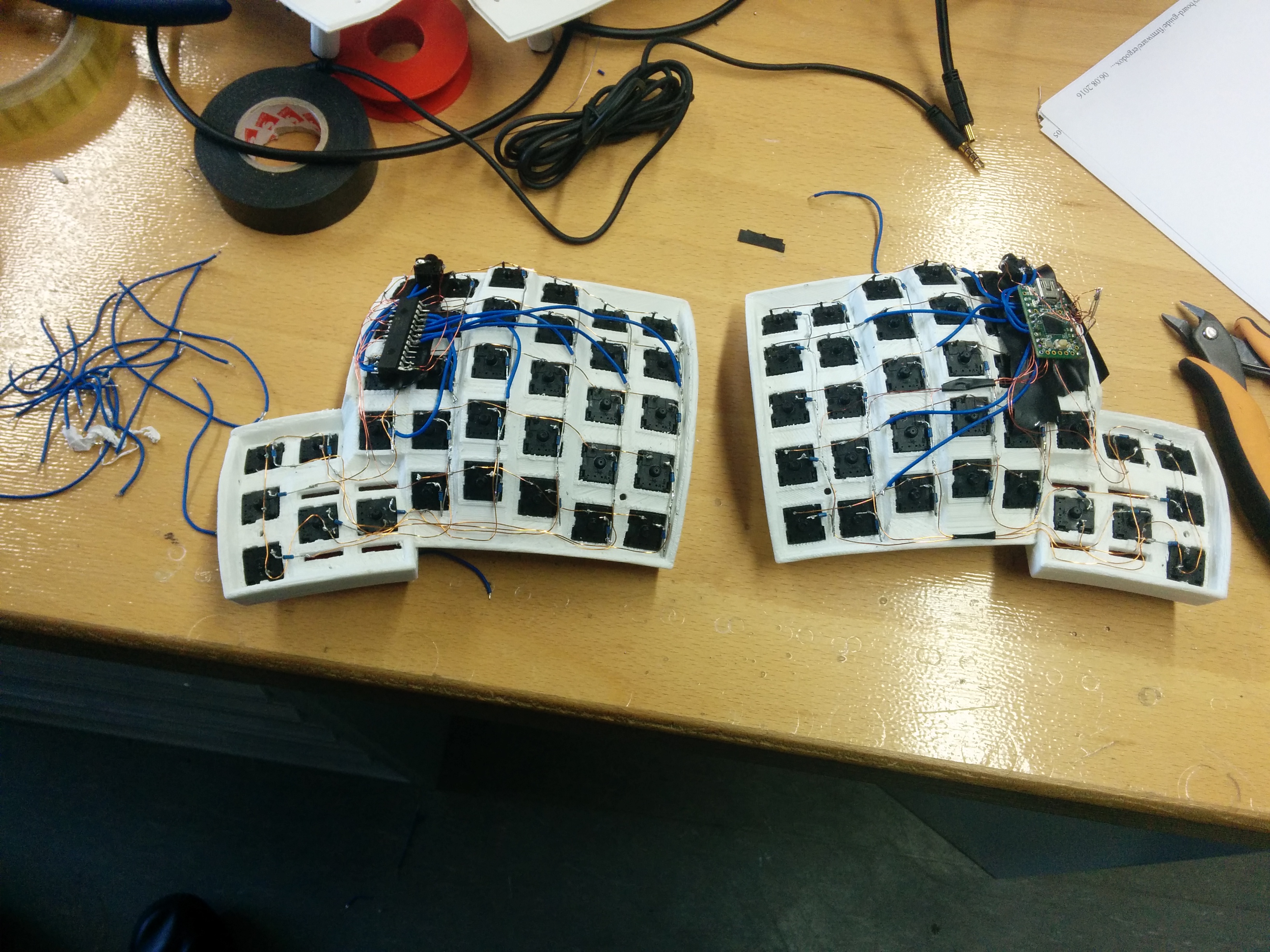 /g1smo/dactyl-keyboard/src/branch/master/guide/rows-and-columns-connected-to-chips.jpg